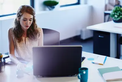ragazza che sta inviando una candidatura spontanea