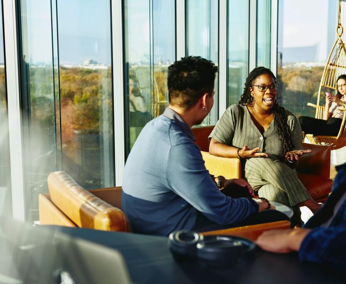 un gruppo di colleghi che parla in una sala relax - coaching aziendale
