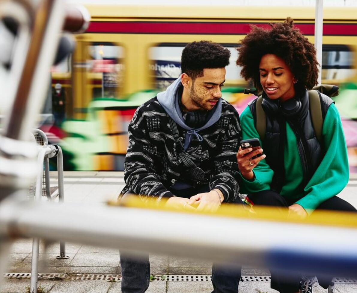 una ragazza e un ragazzo che guardano il telefono
