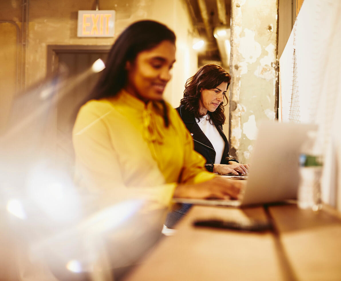 due donne che lavorano al pc 