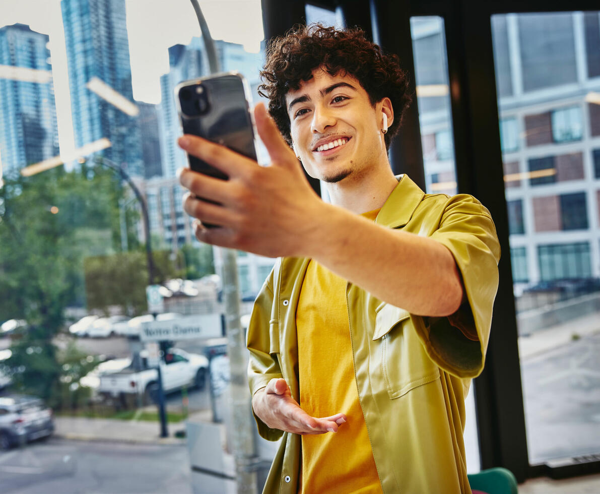 un ragazzo che si inquadra al telefono durante una videochiamata