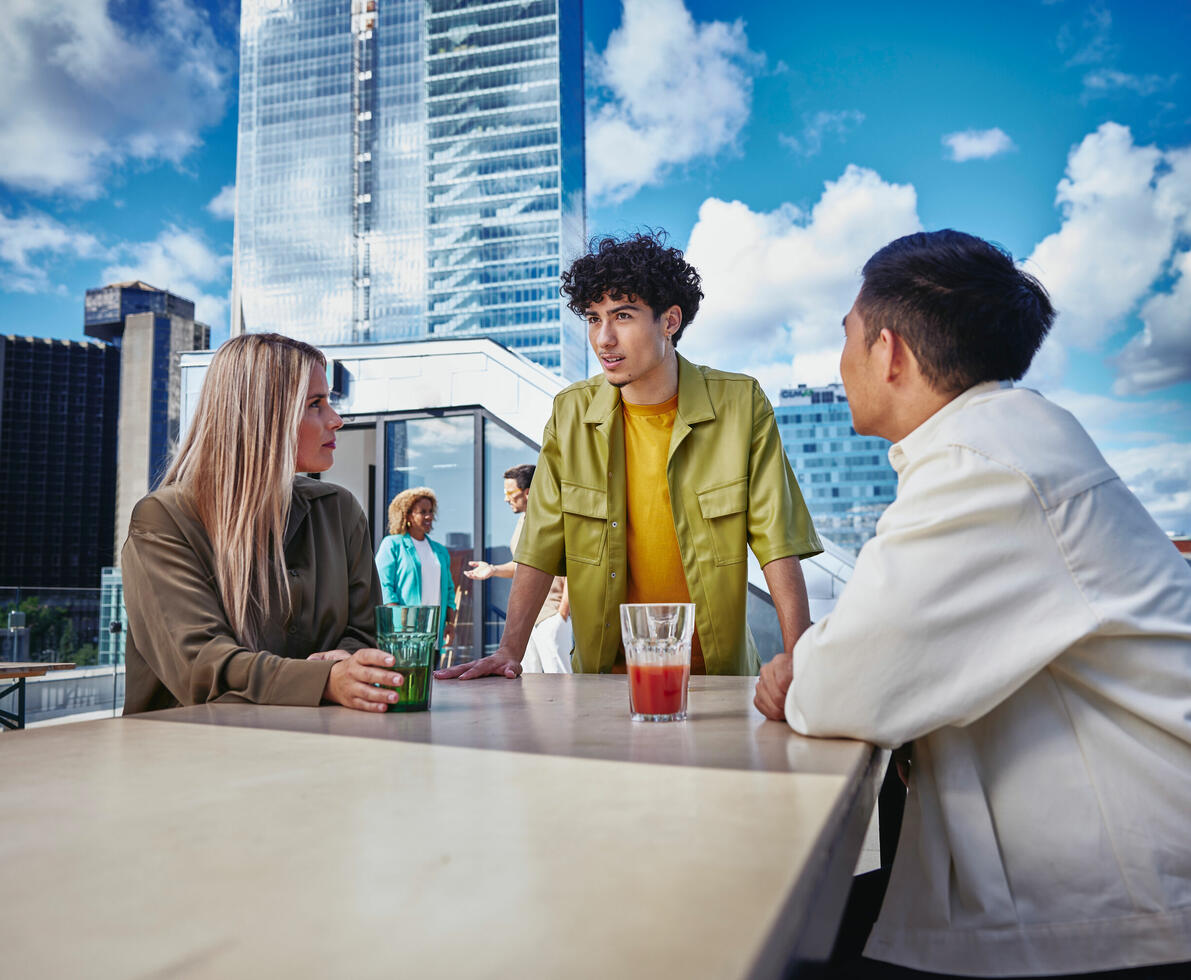 un gruppo di colleghi che fa un aperitivo sulla terrazza dell'ufficio