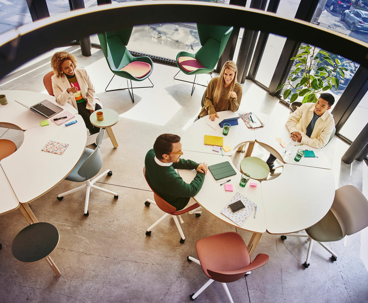 un gruppo di colleghi che lavora in un open space ripresi dll'alto