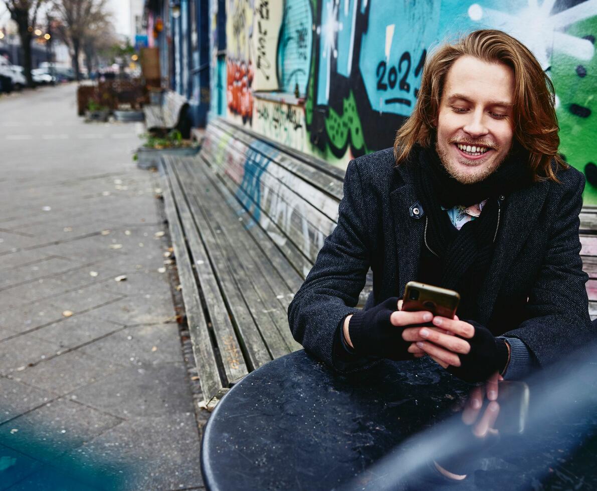 ragazzo che guarda il telefono
