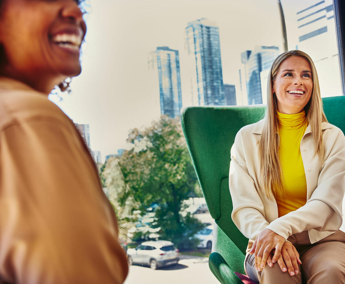 due donne sorridenti in primo piano
