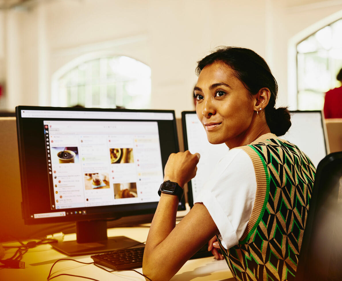 una donna che lavora al computer