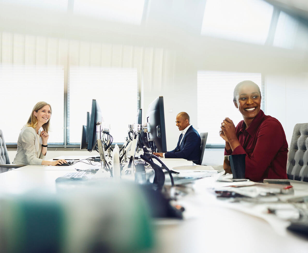 persone che lavorano in una filiale virtuale