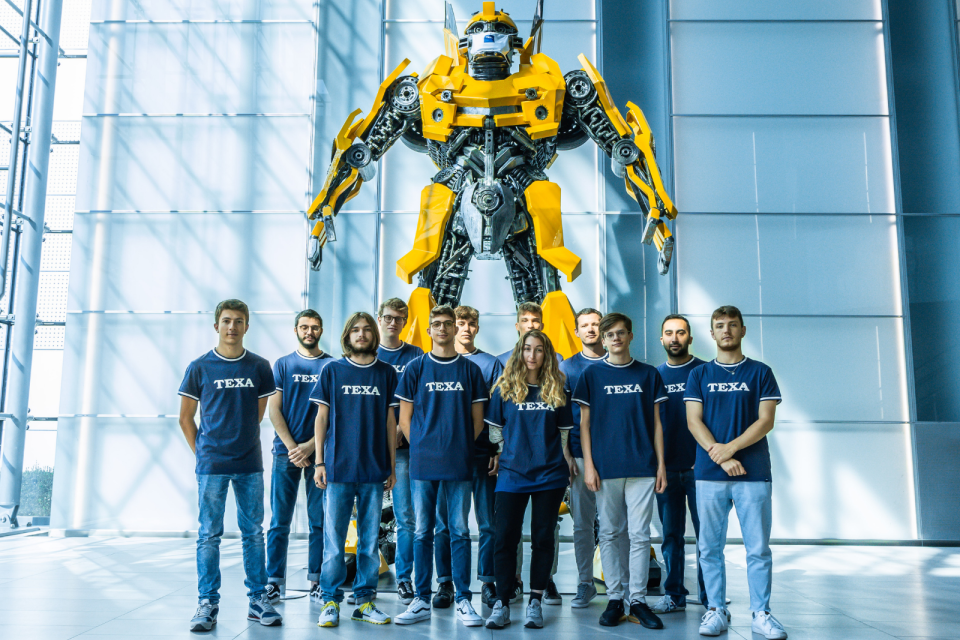 team texa con robot dietro 