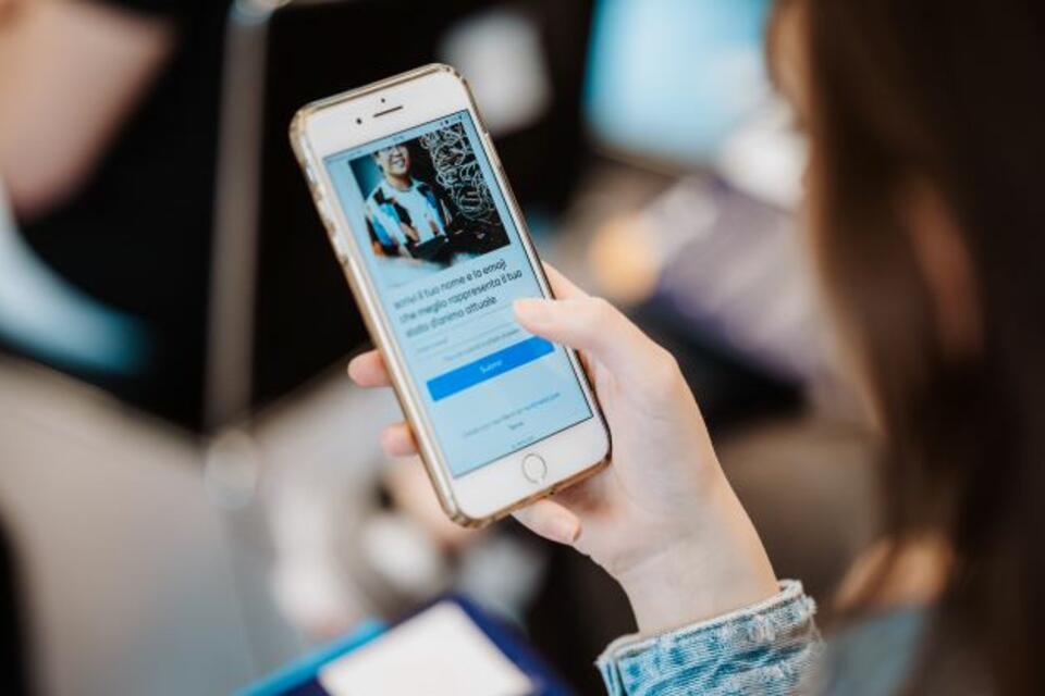 foto di una ragazza che usa il telefono
