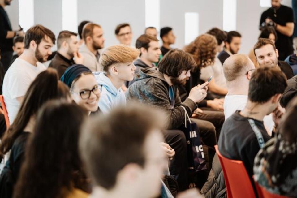 persone durante un evento randstad box