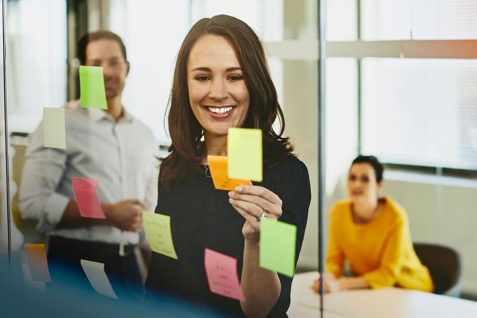 donna che sta motivando i dipendenti in azienda