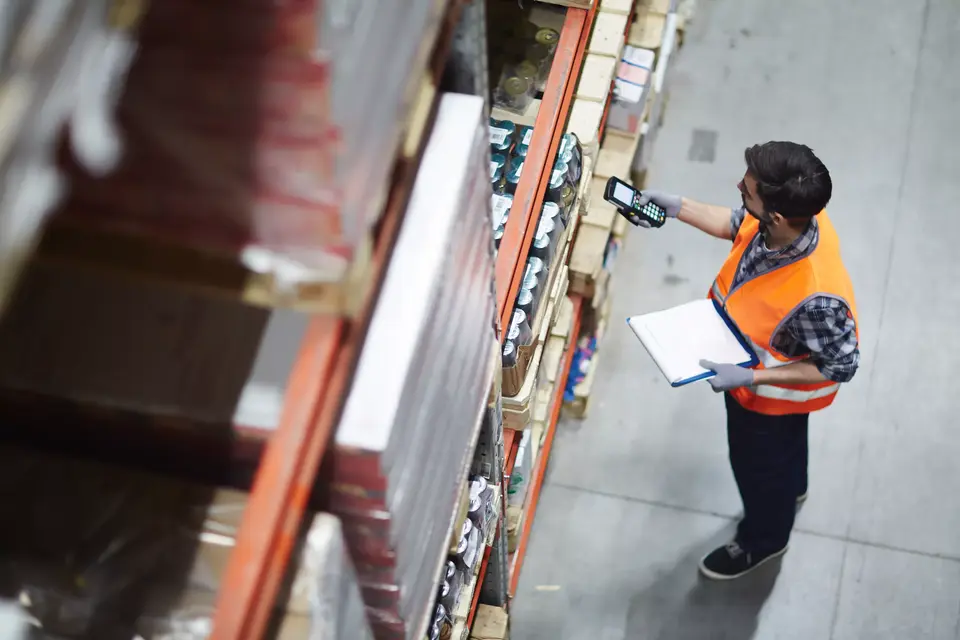 persona che usa AI alla logistica