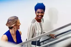 due donne che parlano mentre salgono le scale