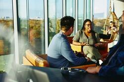 un gruppo di colleghi che parla in una sala relax - coaching aziendale