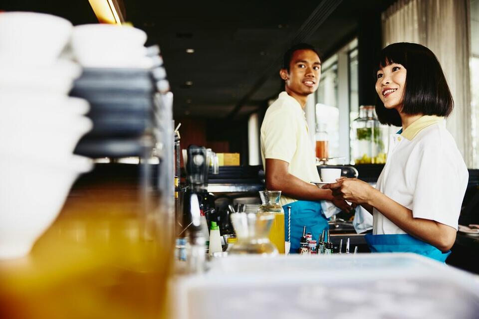 talent scarcity - un ragazzo e una ragazza che lavorano alla caffetteria di un bar